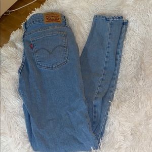LEVI JEANS SIZE 28 LIGHWASH